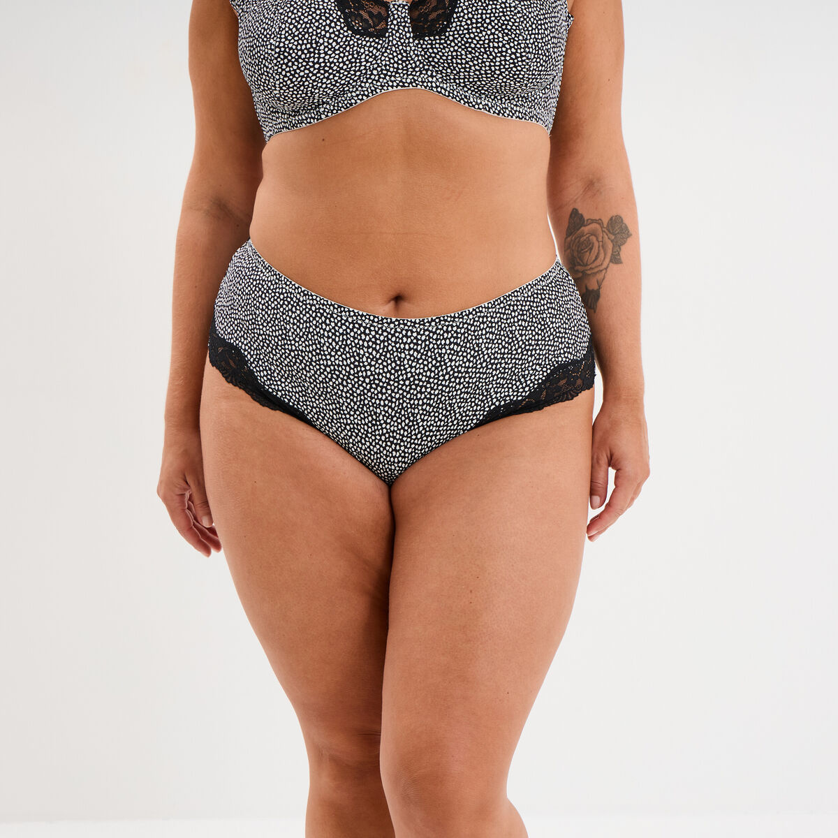 Shorty microfibre empi&egrave;cements dentelle noir femme grande taille