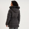 Doudoune mi-longue ceintur&eacute;e &agrave; capuche gris clair femme