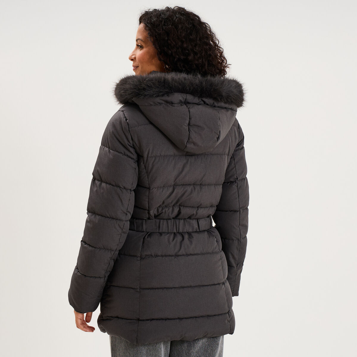 Doudoune mi-longue ceintur&eacute;e &agrave; capuche gris clair femme