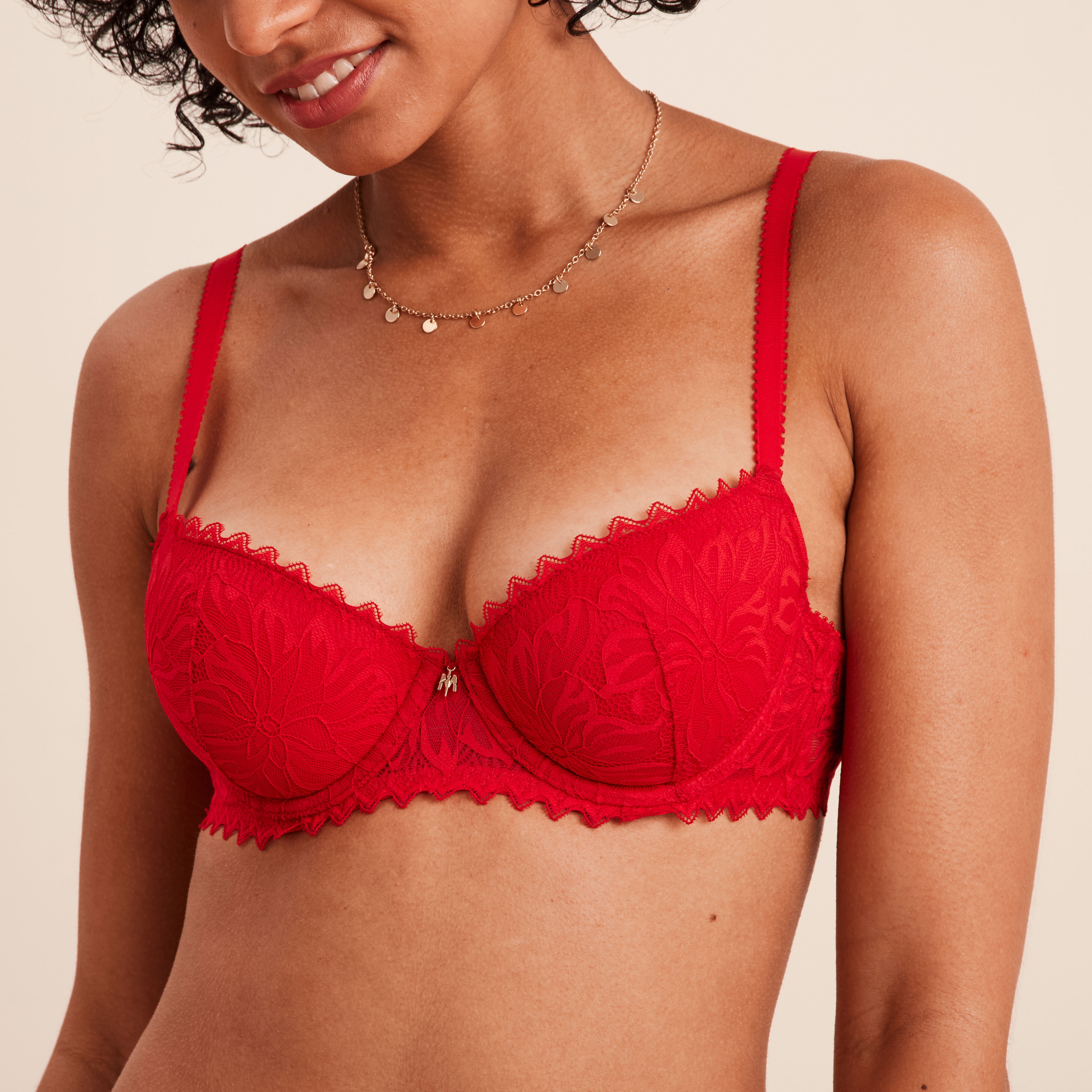 Sous vetement femme rouge et noir sales