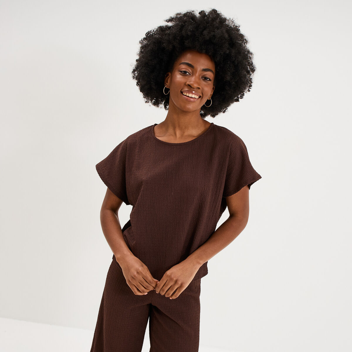 T-shirt gaufr&eacute; col rond manches courtes marron fonc&eacute; femme