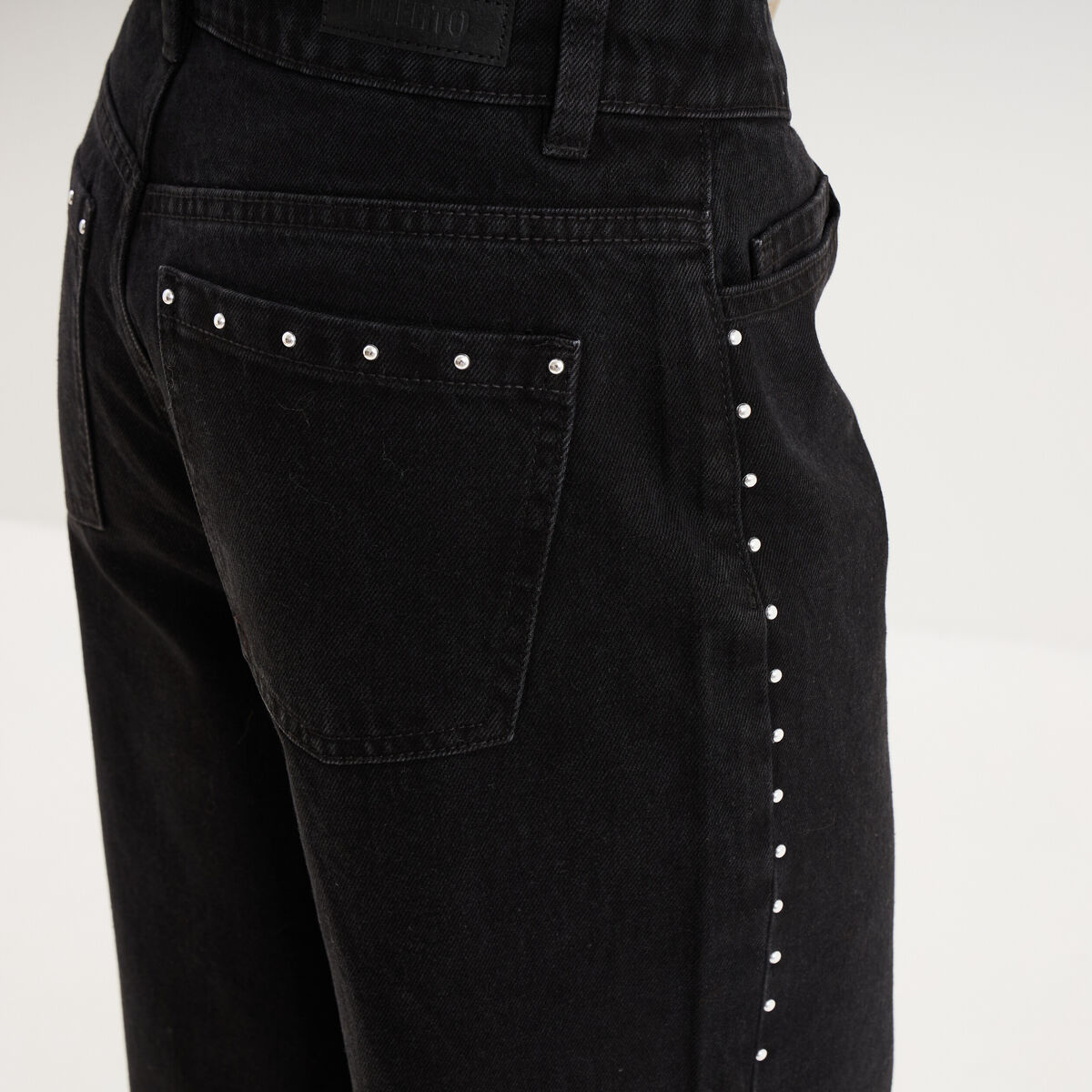 Jean large &agrave; clous coton denim noir femme