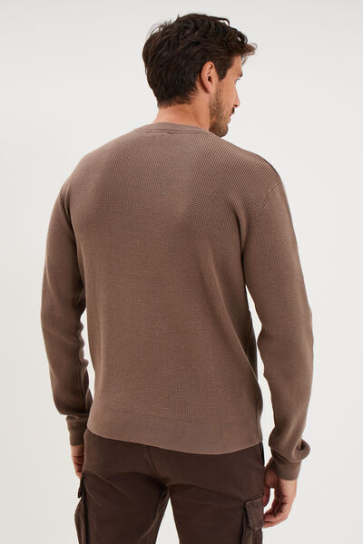 Pull en maille textur&eacute;e col rond gris fonc&eacute; homme
