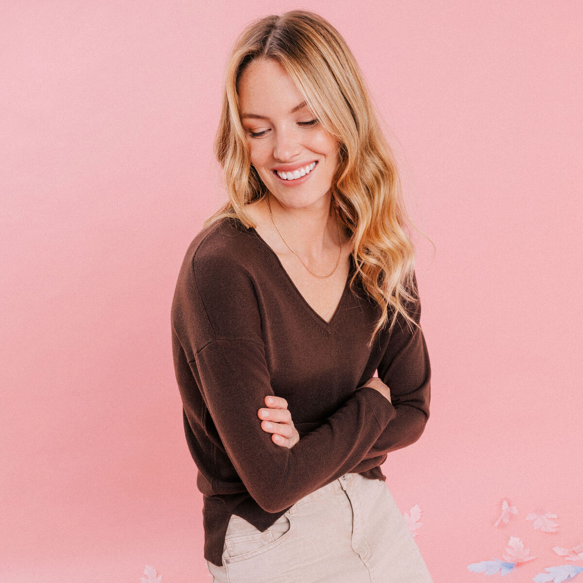 Pull col en V manches longues marron fonc&eacute; femme
