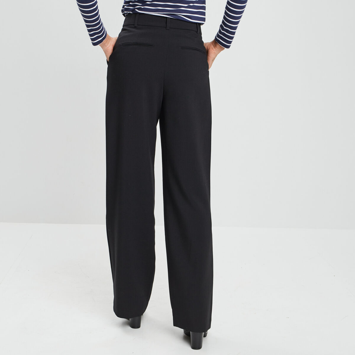 Pantalon évasé à pinces noir femme