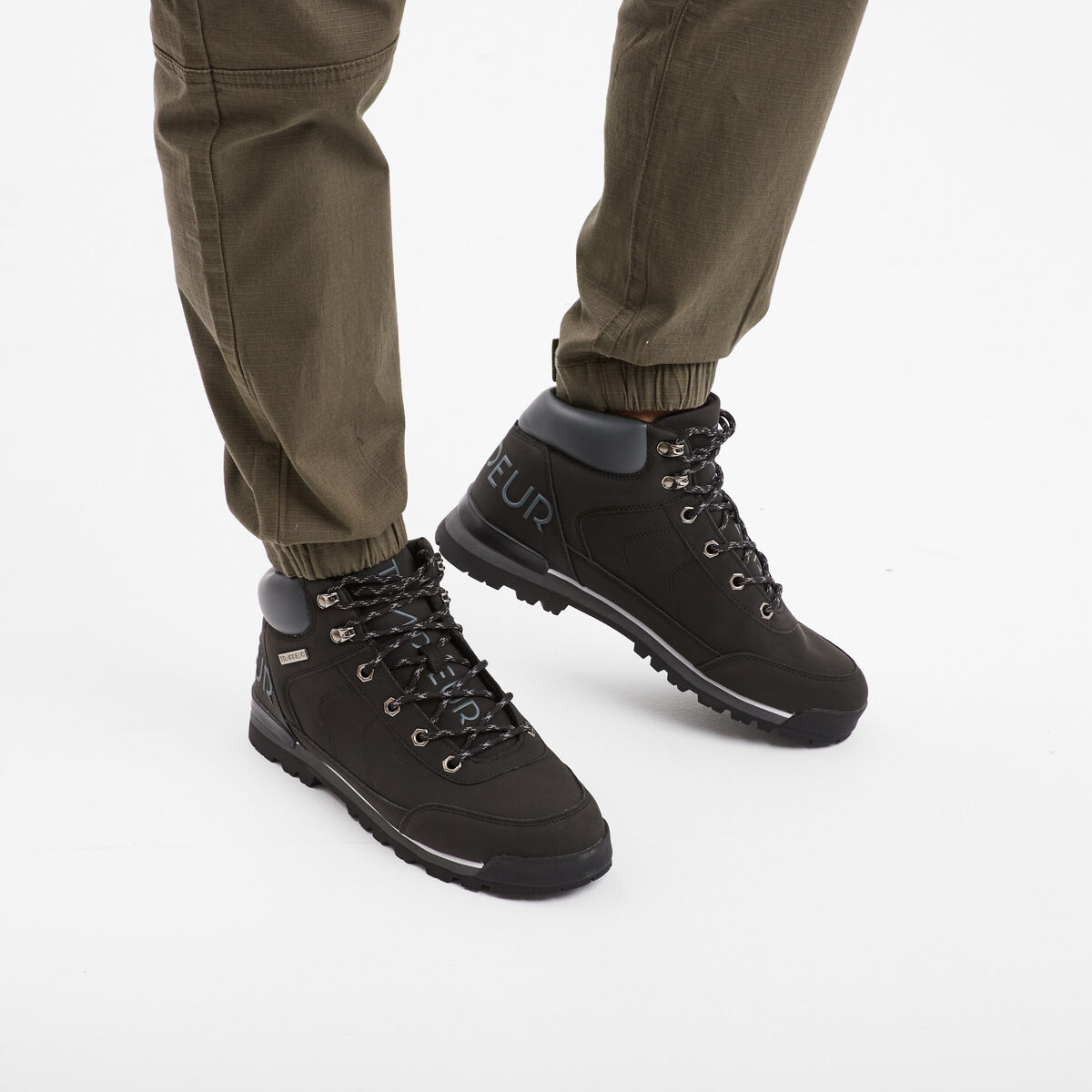 Bottines montantes semelles crant&eacute;es noir homme