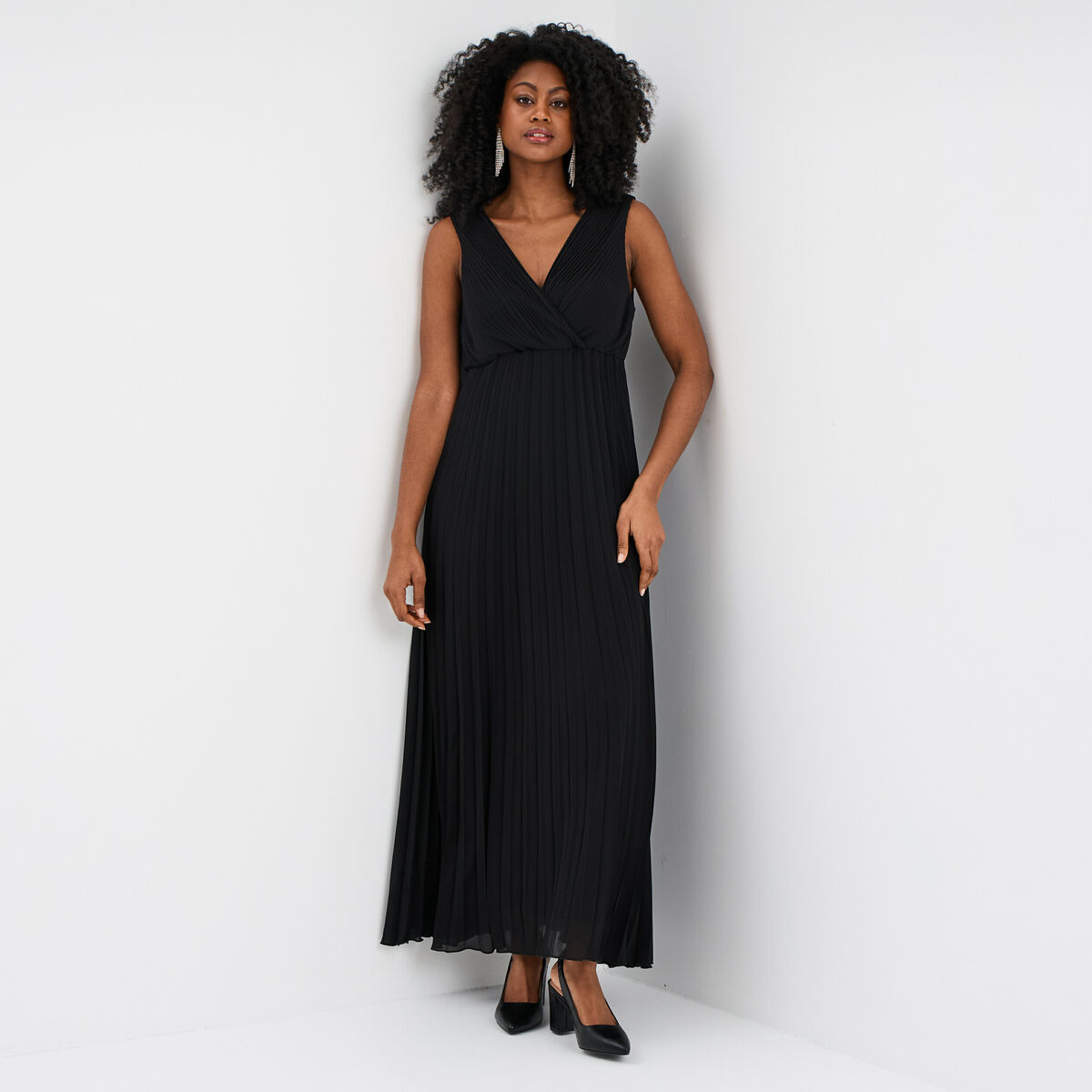 Robe longue plissée sans manches col V noir femme