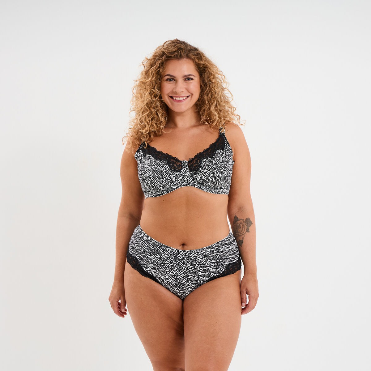 Shorty microfibre empi&egrave;cements dentelle noir femme grande taille