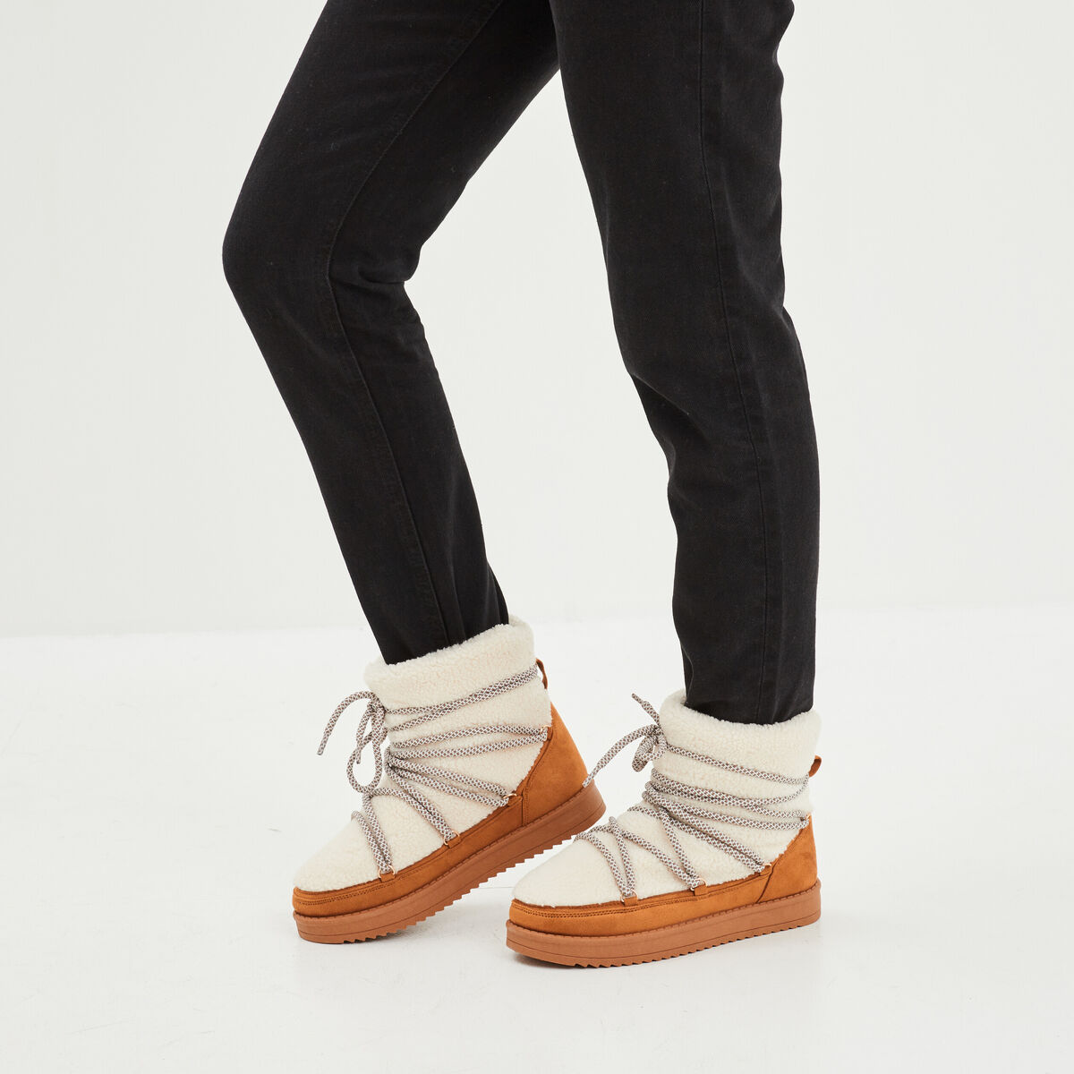 Boots fourrées fausse laine de mouton sable femme