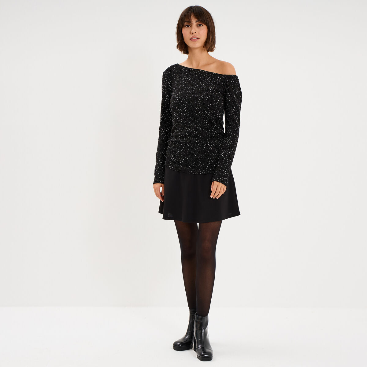 T-shirt cintr&eacute; &agrave; clous col asym&eacute;trique noir femme