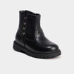 Bottines crantées avec clous coeurs noir fille