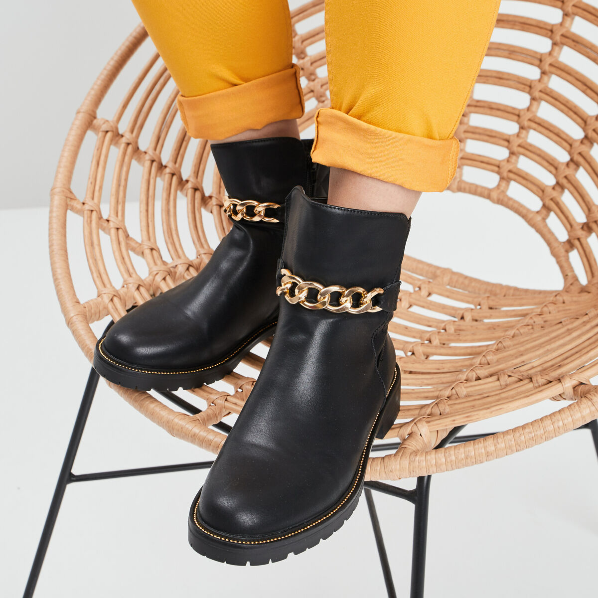 Bottines avec d&eacute;tails cha&icirc;nes noir femme
