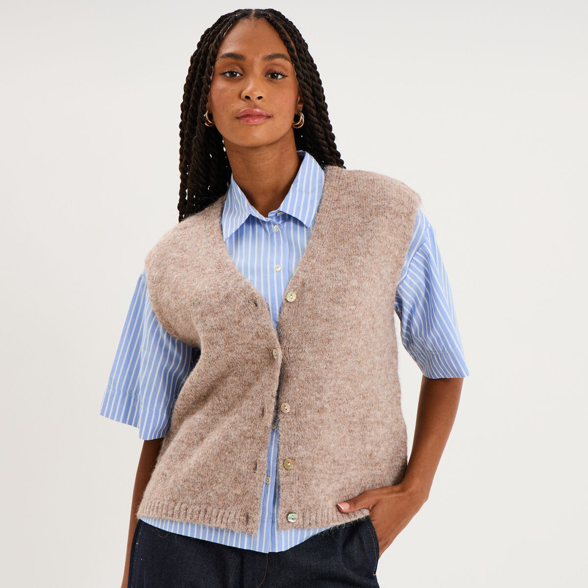 Gilet sans manches col V boutonn&eacute; beige femme