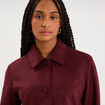 Veste paletot en su&eacute;dine boutonn&eacute;e violet fonc&eacute; femme