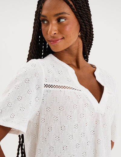 Blouse brod&eacute;e col tunisien blanc femme