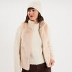 Gilet fausse fourrure col montant zipp&eacute; beige femme