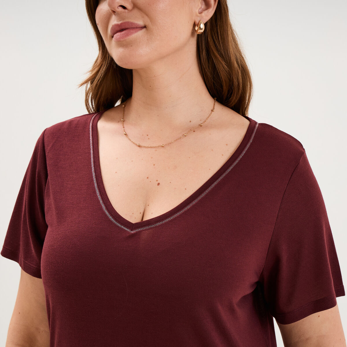 T-shirt manches courtes col V violet fonc&eacute; femme grande taille