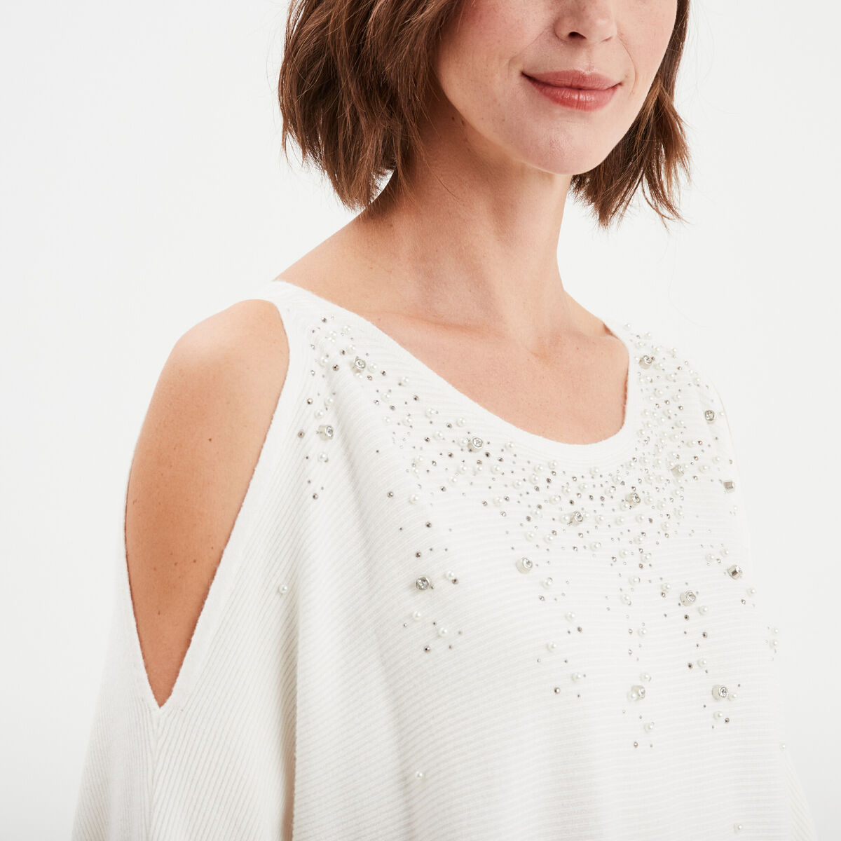 Pull perles et strass au col blanc femme