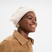 B&eacute;ret tricot&eacute; avec torsades sable femme