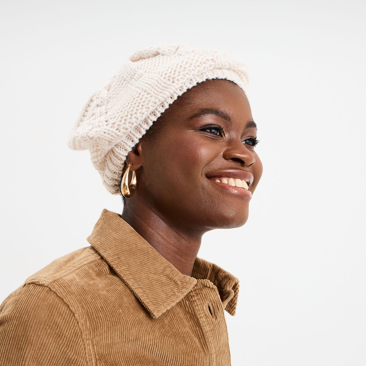 B&eacute;ret tricot&eacute; avec torsades sable femme
