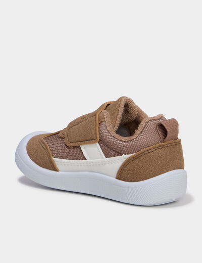 Baskets basses &agrave; semelles souples taupe b&eacute;b&eacute; gar&ccedil;on