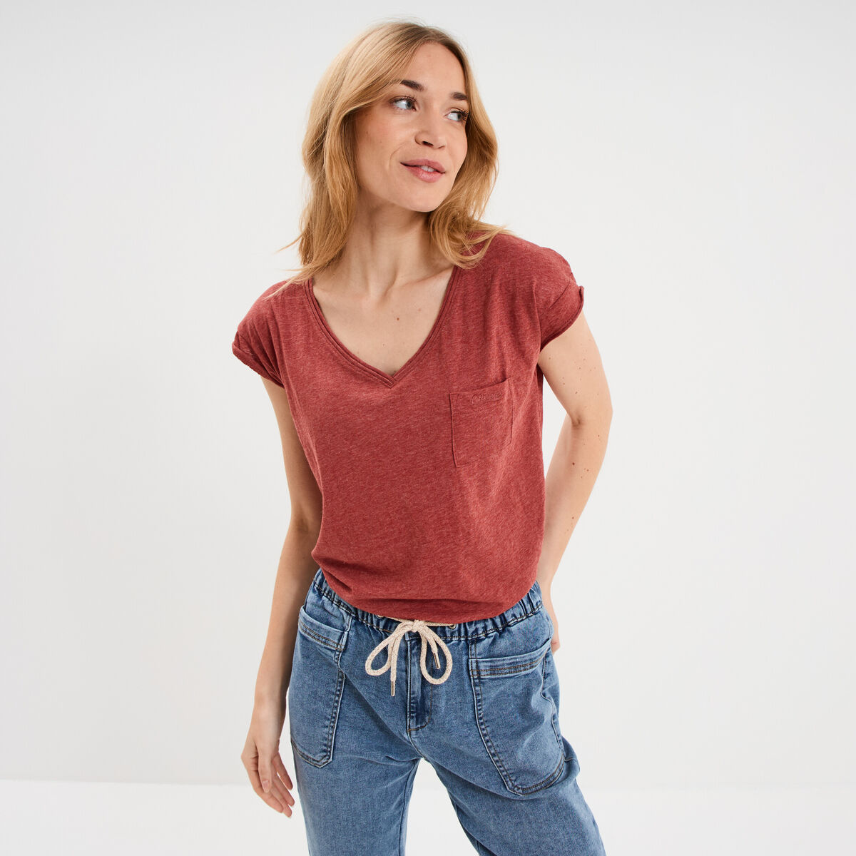 T-shirt col v poche poitrine rouge fonc&eacute; femme