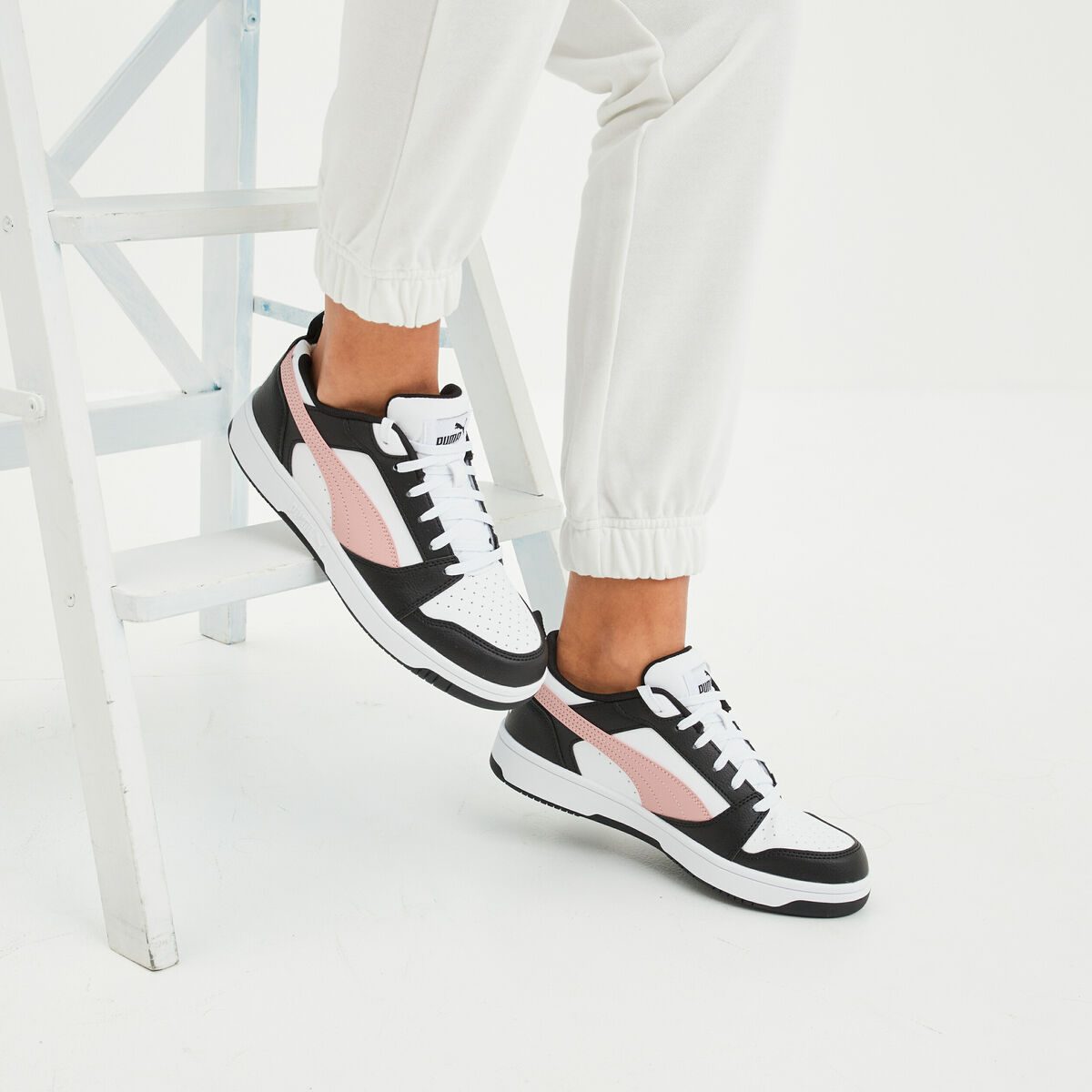 Tennis basses à lacets Puma V6 noir femme