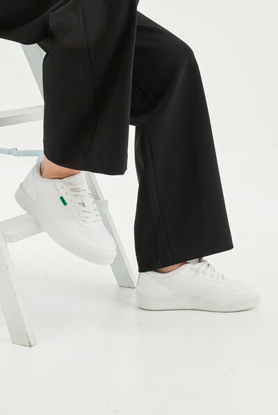 Tennis basses à lacets Kickers Style blanc femme