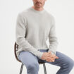 Pull en maille textur&eacute;e col rond gris clair homme