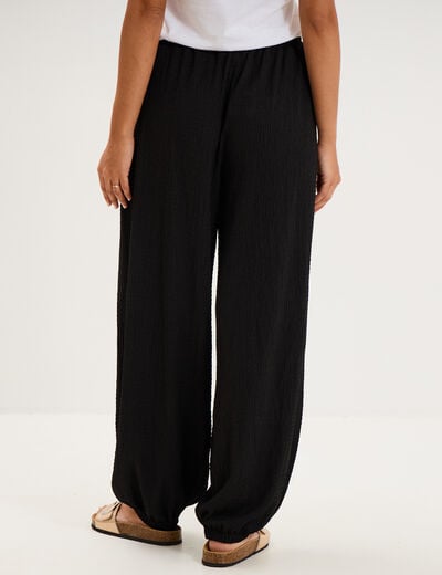 Pantalon droit fluide gaufr&eacute; noir femme