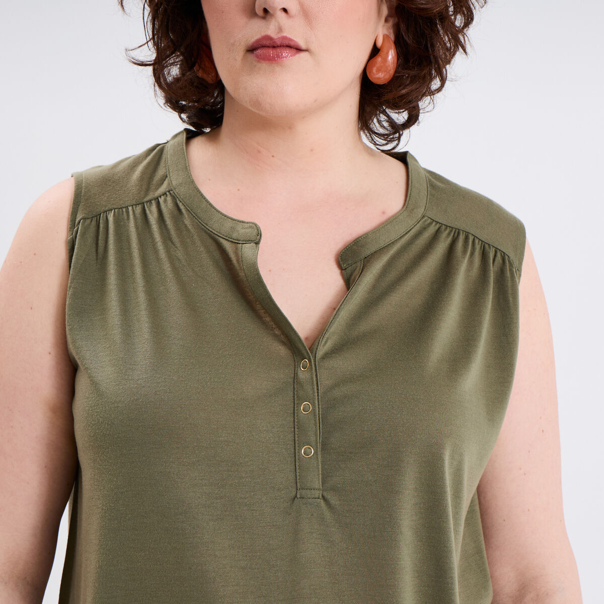 Blouse ajustée col tunisien vert kaki femme grande taille