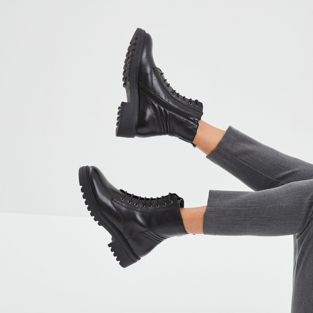 Bottines crant&eacute;es &agrave; lacets en cuir noir femme