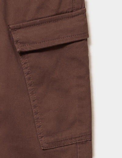 Pantalon cargo regular coton majoritaire marron fonc&eacute; gar&ccedil;on