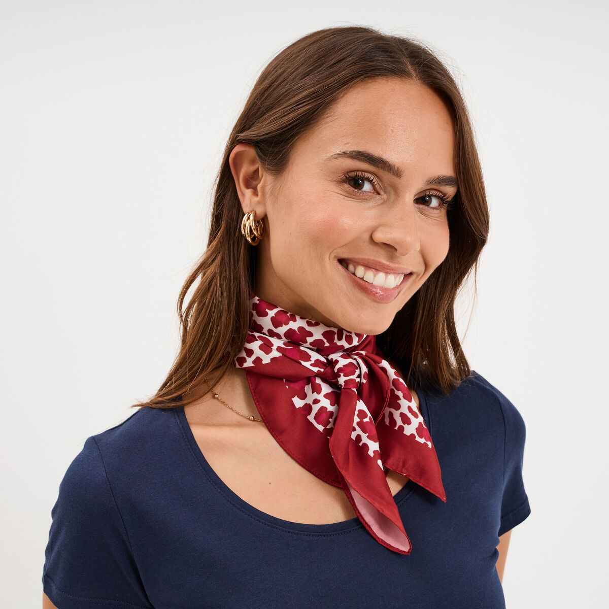Foulard carr&eacute; effet satin bordeaux femme