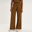 Pantalon effet gaufr&eacute; fluide beige femme