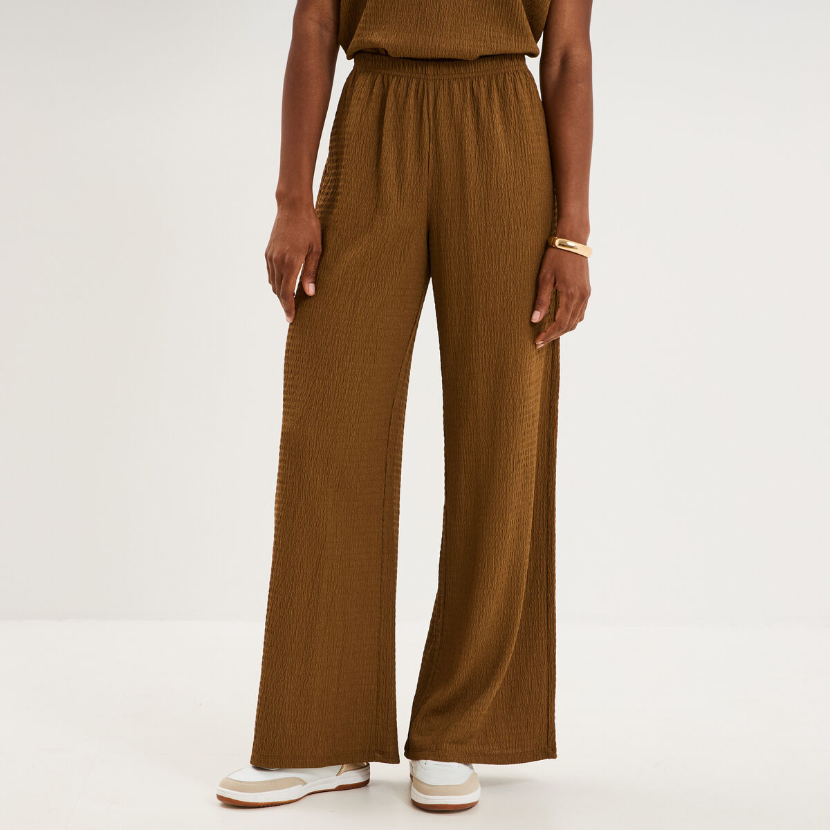 Pantalon effet gaufr&eacute; fluide beige femme