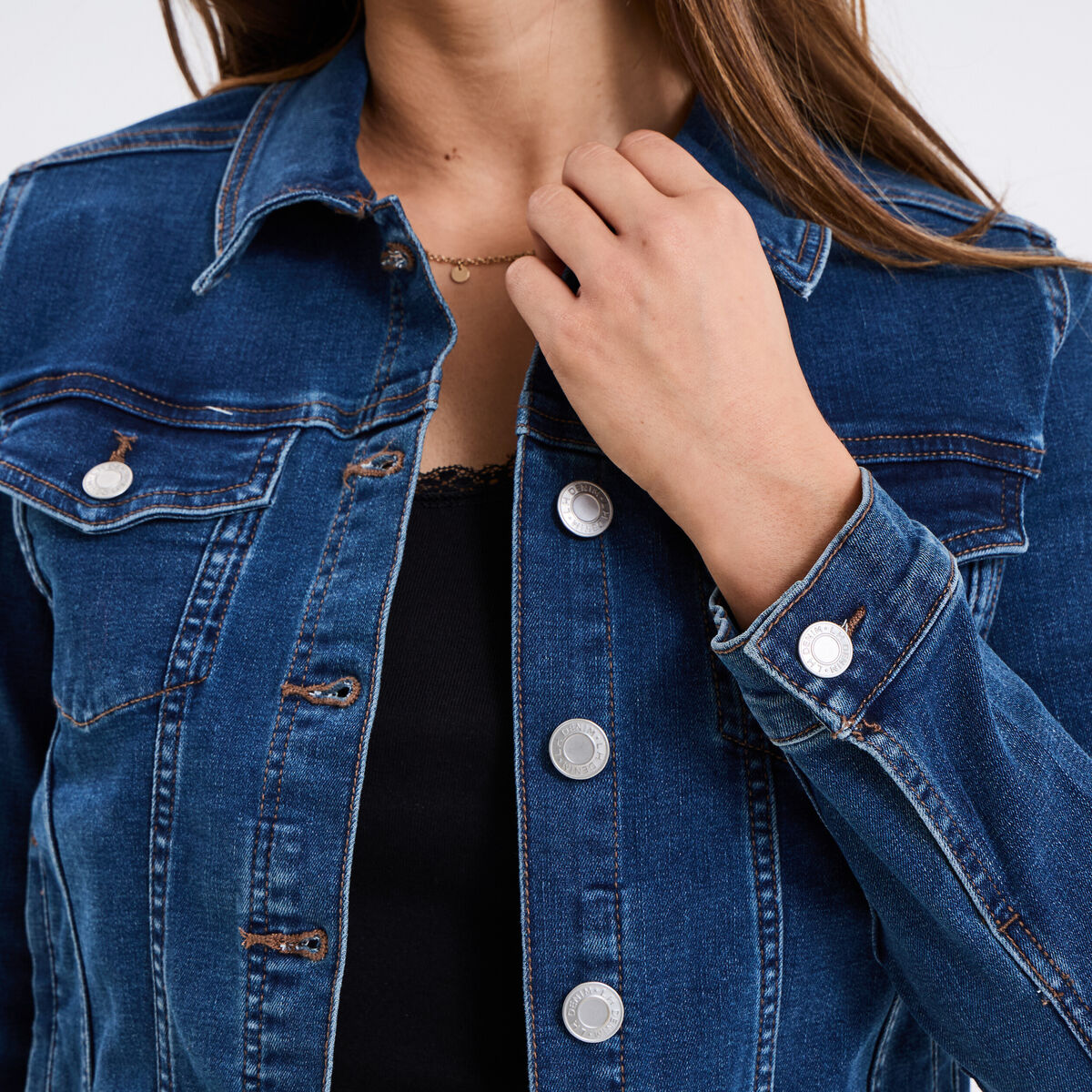 Veste en jean ajust&eacute;e boutonn&eacute;e denim stone femme