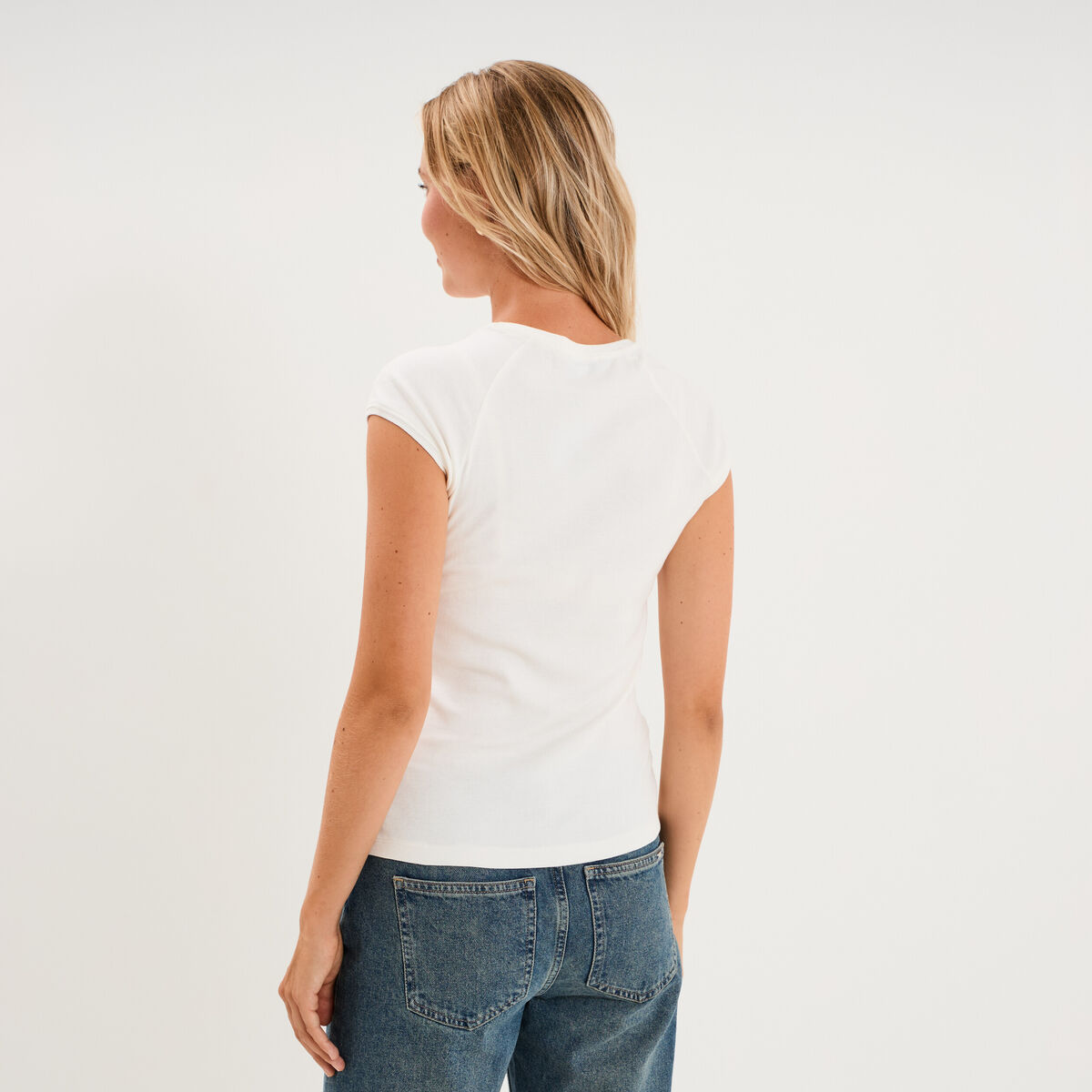 T-shirt ajust&eacute; col rond manches courtes blanc femme