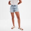 Short en jean mom ourlets retroussés denim bleach femme