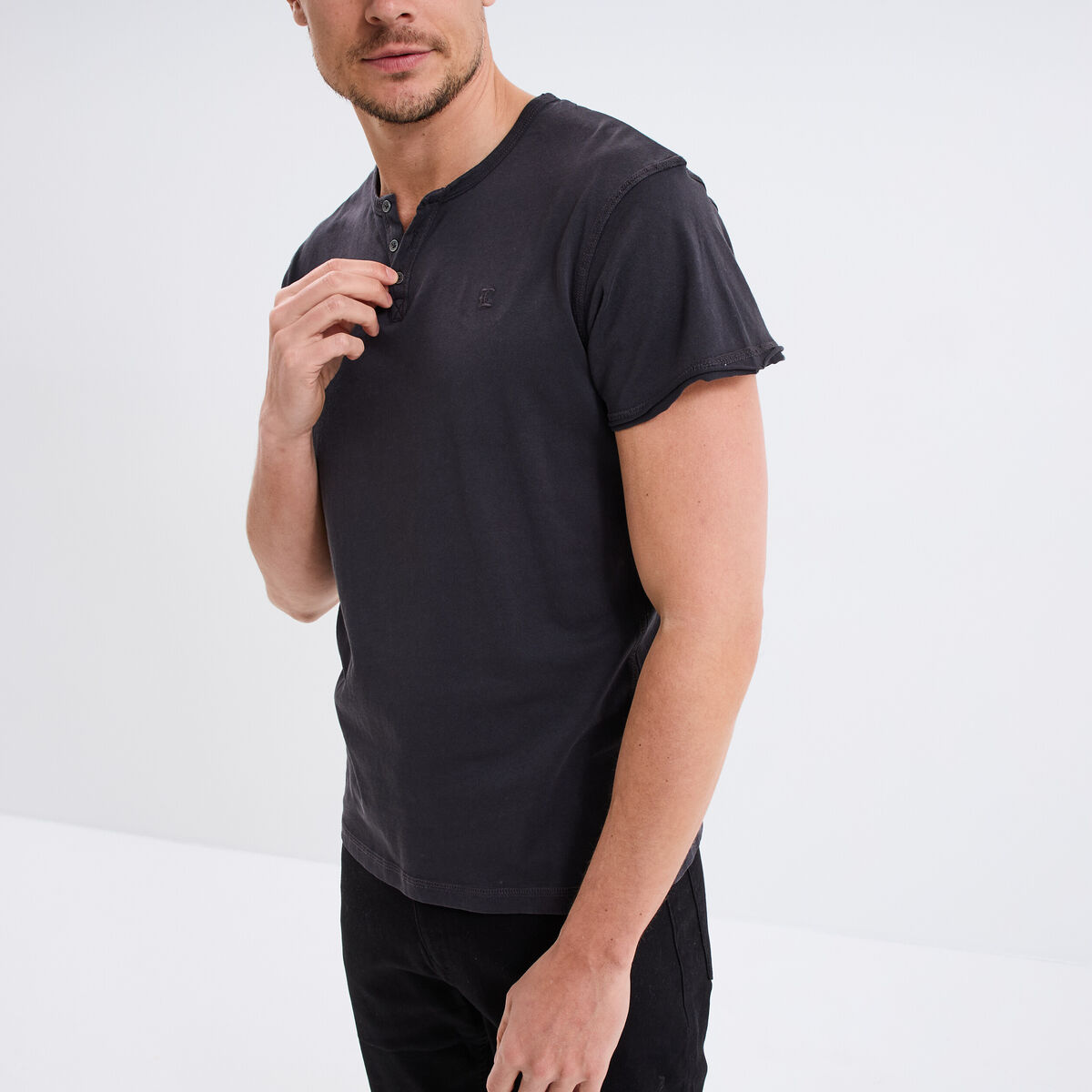 T-shirt col tunisien manches courte gris fonc&eacute; homme