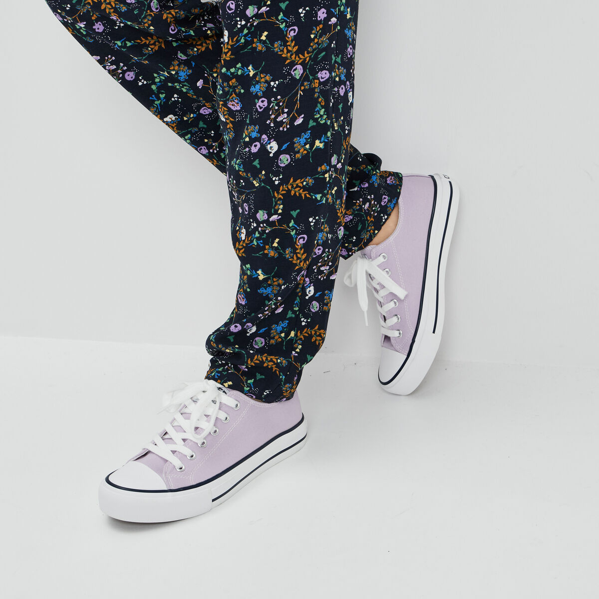 Tennis en toile &agrave; lacets mauve femme