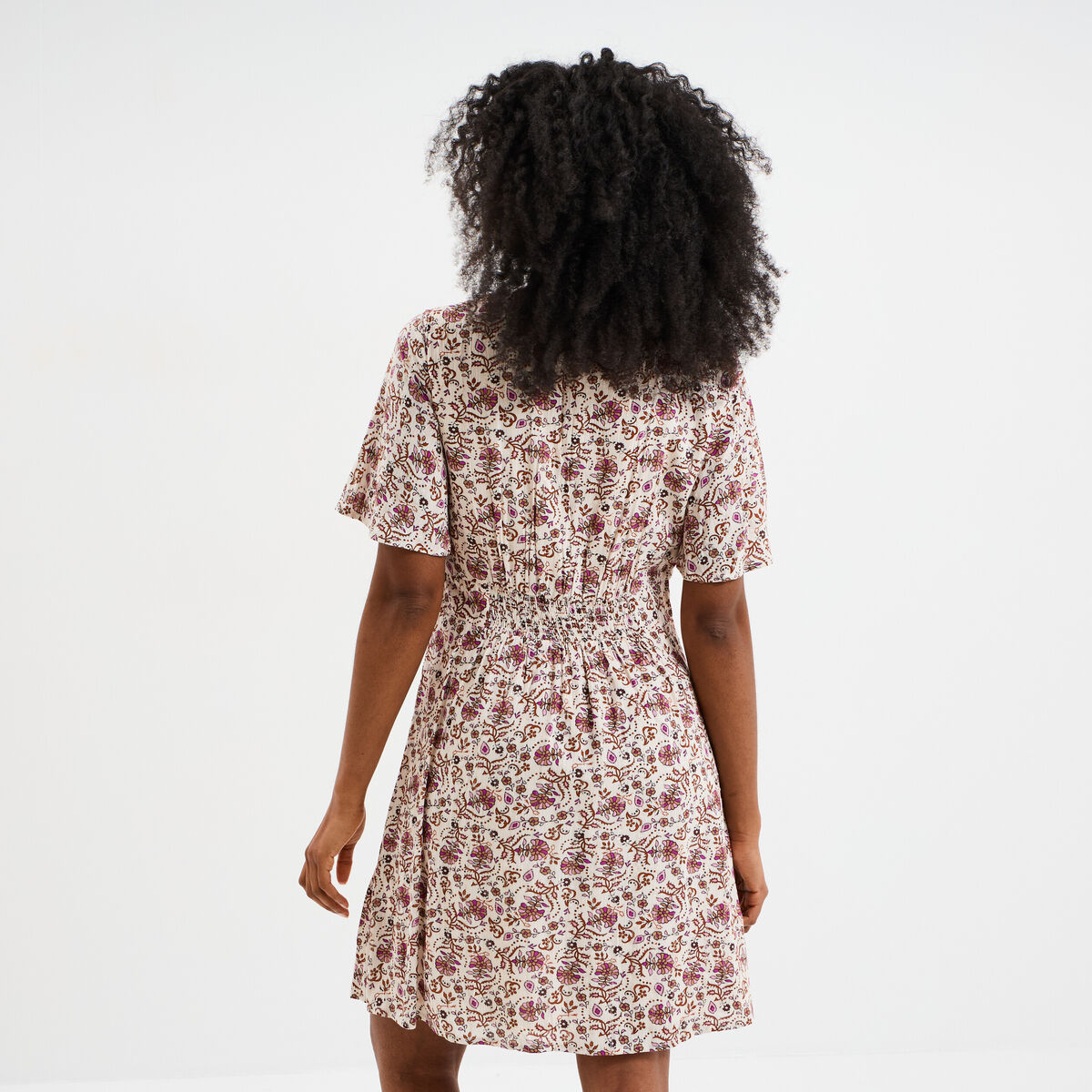 Robe courte col en V taille smock&eacute;e blanc femme