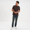 Polo manches courtes bords contrastés marron foncé homme
