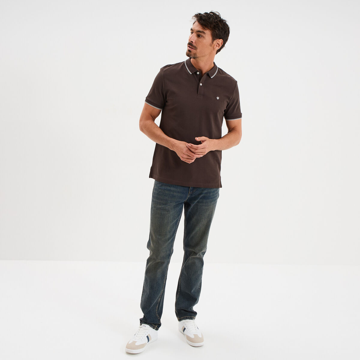 Polo manches courtes bords contrastés marron foncé homme