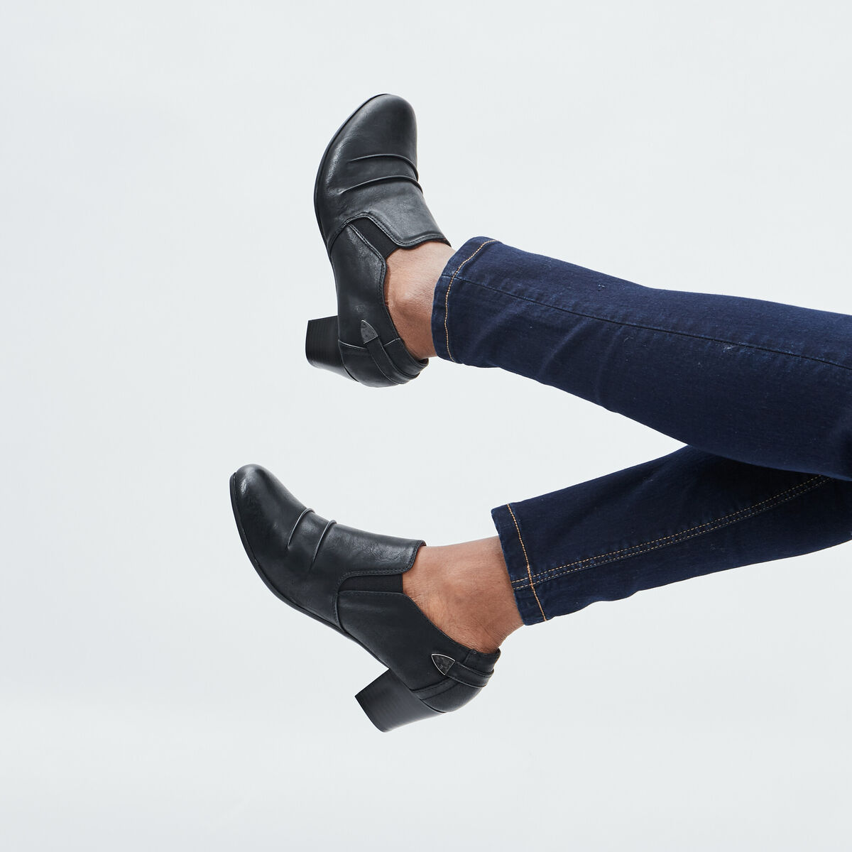 Low-boots confort &agrave; talons pied large noir femme