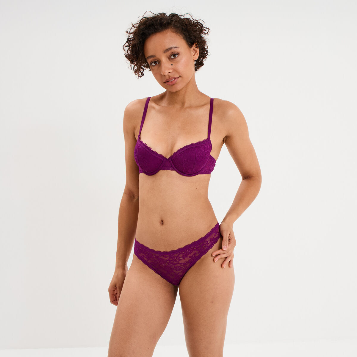 Tanga en dentelle doublure coton violet fonc&eacute; femme