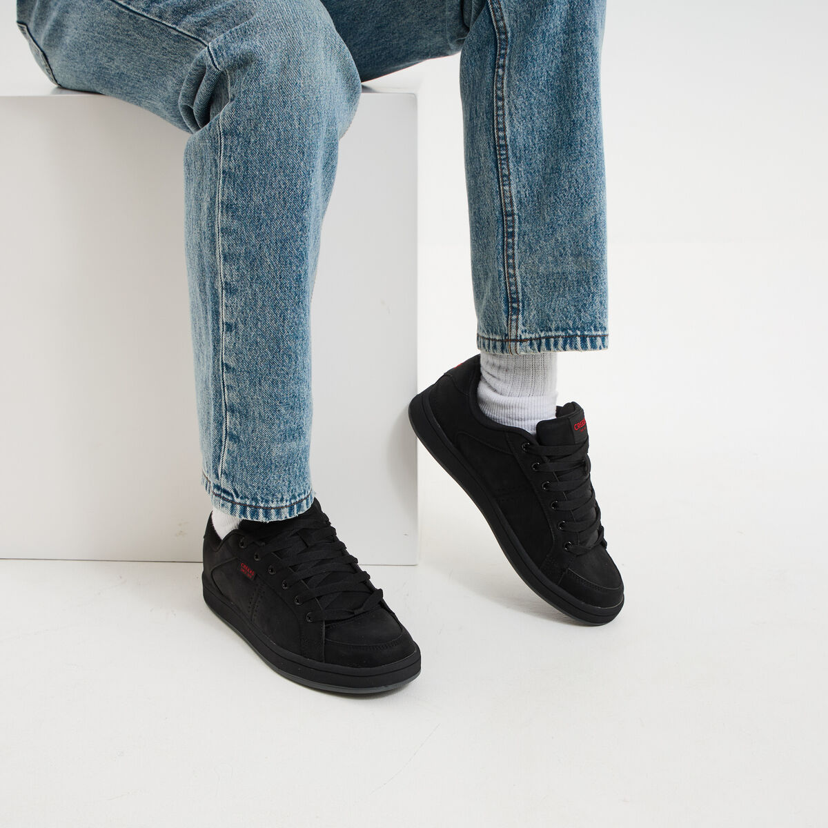 Tennis &agrave; lacets bout rond noir homme