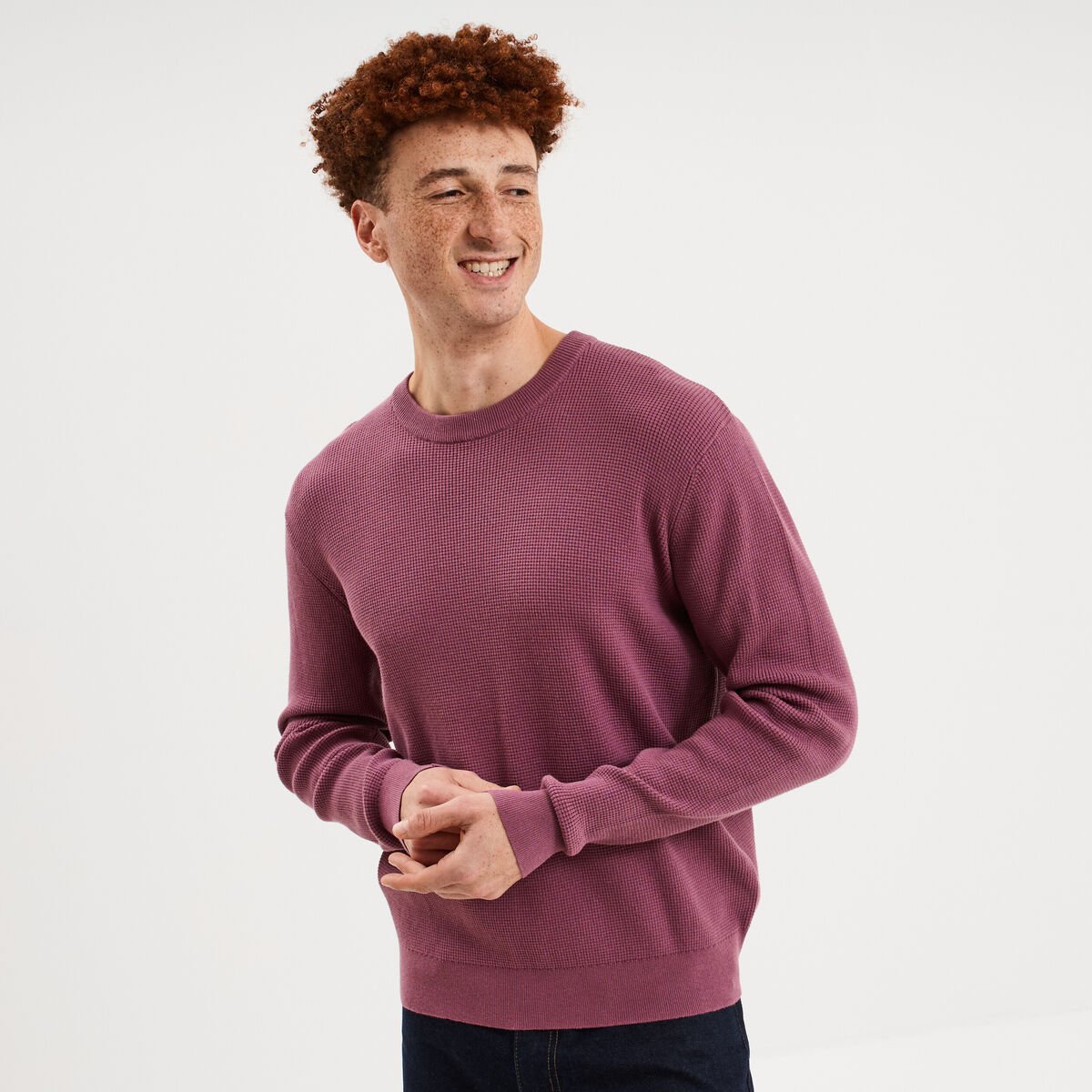 Pull en maille textur&eacute;e col rond mauve homme
