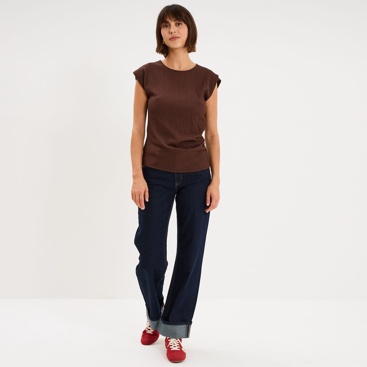 T-shirt fronc&eacute; gaufr&eacute; manches courtes marron fonc&eacute; femme