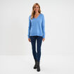 Pull droit ample col V fentes aux c&ocirc;t&eacute;s bleu clair femme